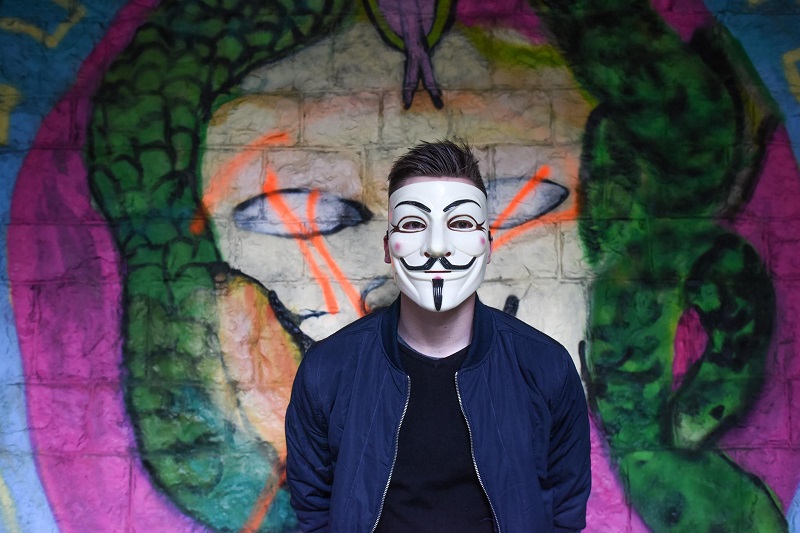 Anonymous stawia zarzuty Yuga Labs i Bored Ape Yacht Club